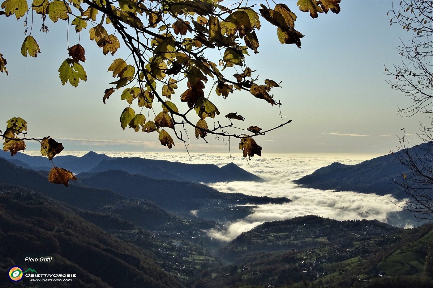 18 Nebbia sul fondovalle della Valle Imagna.JPG